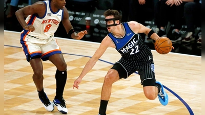 Franz Wagner (r) wird den Orlando Magic erst einmal fehlen. (Foto: John Munson/AP/dpa)