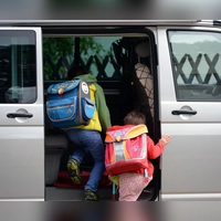 Auf mit dem Elterntaxi zur Schule: Die gesetzliche Unfallversicherung gilt für Schülerinnen und Schüler nur auf dem direkten Weg. (Foto: Ralf Hirschberger/dpa-Zentralbild/dpa)