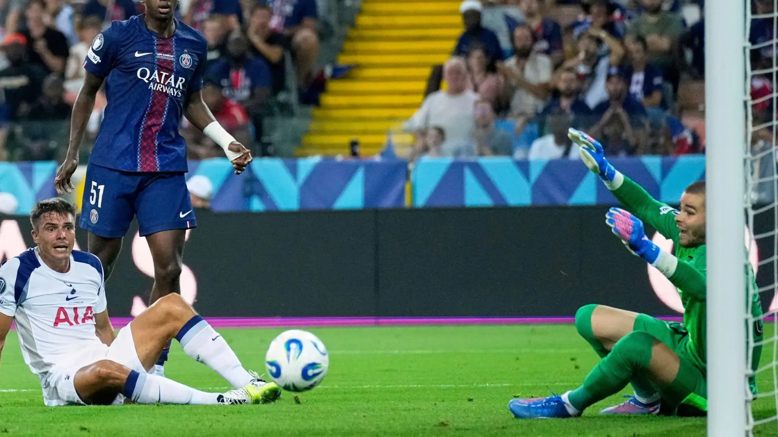Paris-Torwart  Lucas Chevalier beim Gegentor zum 0:1 durch den ehemaligen Wolfsburger Micky van de Ven. (Foto: Darko Bandic/AP/dpa)