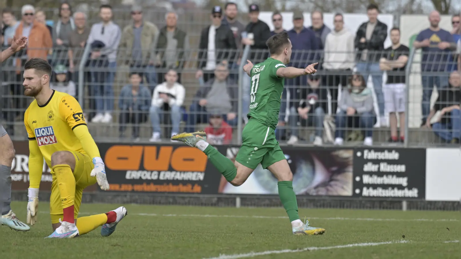 Torschütze Lukas Schmidt dreht jubenlnd ab, VfB-Torhüter Felix Junghan ist geschlagen. (Foto:  Martin Rügner)