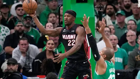 Jimmy Butler (l) von Miami Heat in Aktion mit Al Horford von den Boston Celtics. (Foto: Charles Krupa/AP)