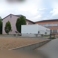 In der Grund- und Mittelschule herrscht derzeit Platznot. Nach dem Erweiterungsbau verschwinden die Container wieder. (Foto: Helmut Meixner)