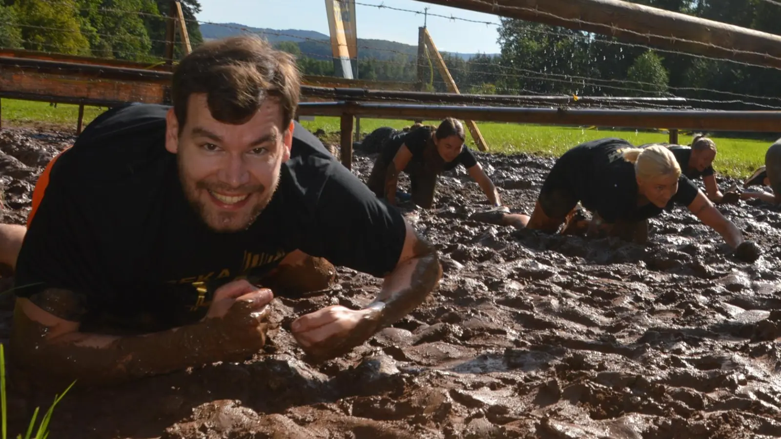 Jammern ist keine Strategie: Beim Mud Masters in Wassertrüdingen stellen sich 4000 Teilnehmende dem Rundkurs im Oettinger Forst. Und trotz aller Anstrengung haben sie viel Spaß. (Foto: Peter Tippl)