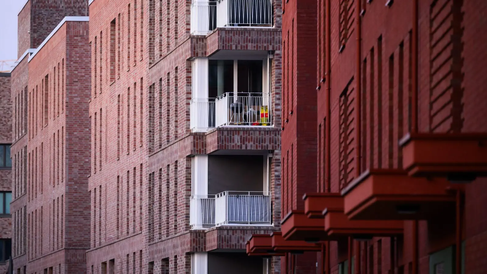 Aus Sorge um die Konjunktur halten sich gerade Geringverdiener am Immobilienmarkt zurück. (Symbolbild) (Foto: Julian Stratenschulte/dpa)