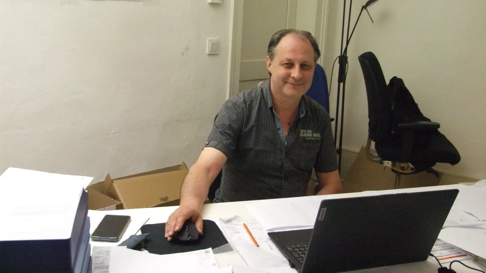 „So viel sitze ich gar nicht am Schreibtisch“, sagt Daniel Asofiei. Aber ab und zu ist Büroarbeit dann doch notwendig. (Foto: Jasmin Kiendl)