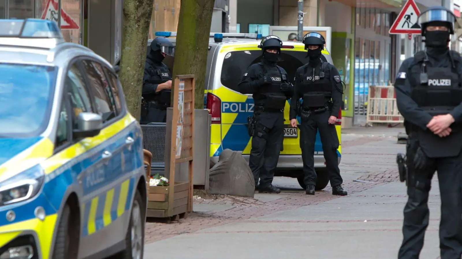 Die Polizei ermittelt nach der Bombendrohung in Bochum. (Foto: Justin Brosch/dpa)