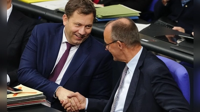 Finanzminister Klingbeil und Bundeskanzler Merz haben Grund zur Freude. Der Bundestag hat das Rentengesetz mit absoluter Mehrheit verabschiedet. (Foto: Kay Nietfeld/dpa)
