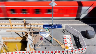 Eigentlich war die Freude groß, dass zwischen Hagen, Wuppertal und Köln wieder Züge fahren können - doch dann fiel auf, dass eine Brücke marode ist. (Archivbild) (Foto: Rolf Vennenbernd/dpa)