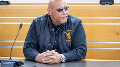 Der angeklagte Ex-Rockerboss Frank Hanebuth sitzt in einem Gerichtssaal vom Landgericht Hannover. (Foto: Moritz Frankenberg/dpa)