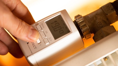 In der Nacht zum 26. Oktober werden die Uhren zurückgestellt: Smarte Thermostate passen sich automatisch an die Zeitumstellung an. (Foto: Franziska Gabbert/dpa-tmn)