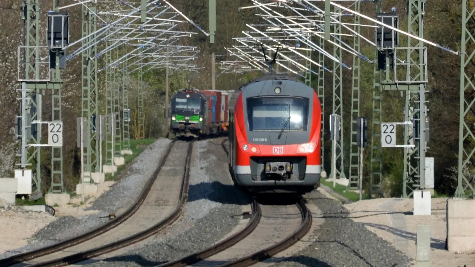 Die Bahnstrecke Nürnberg–Würzburg musste zum wiederholten Mal wegen Personen im Gleis gesperrt werden. (Symbolbild: Johannes Hirschlach)