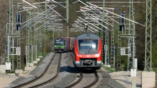 Die Strecke Nürnberg-Würzburg ist derzeit im Abschnitt Siegelsdorf-Fürth gesperrt. Pendler kommen mit dem Zug nicht nach Nürnberg durch. (Archivbild: Johannes Hirschlach)