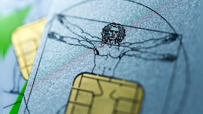 Um die ePA-App einzurichten, braucht es eine NFC-fähige Gesundheitskarte.  (Foto: Alexander Heinl/dpa-tmn)