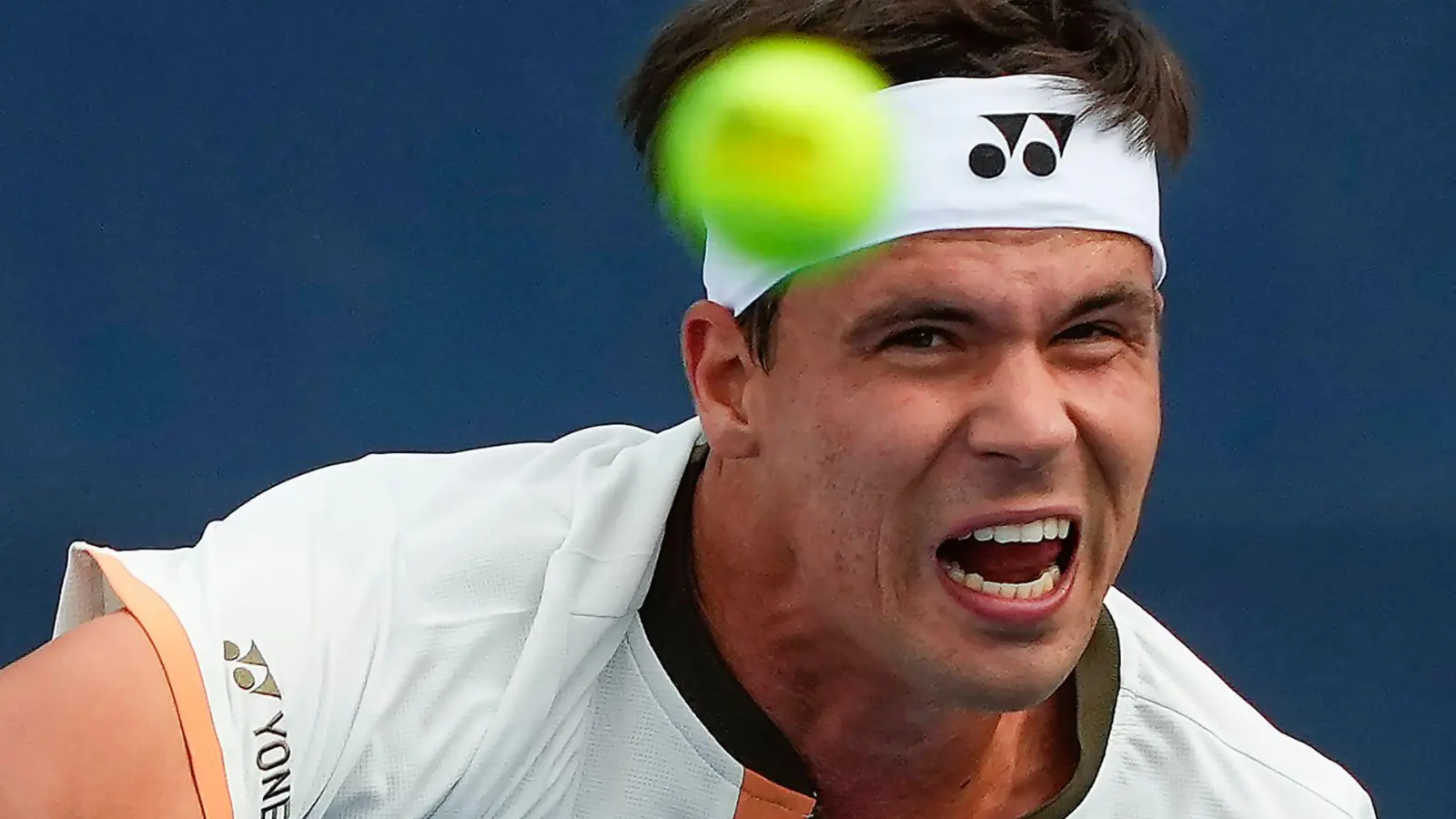 Ein Tennis-Duell über 4:46 Stunden - dann hatte Daniel Altmaier seinen Erstrundensieg in New York geschafft.  (Foto: Yuki Iwamura/AP/dpa)