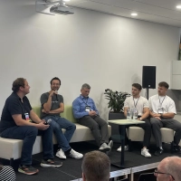 Let's talk about it: An der Diskussion über die Verwendung von Künstlicher Intelligenz nahmen Stefan Geißelsöder, Professor an der Hochschule Ansbach, Jochen Christ, Entropy Data, Abdulrahman Hanoun, Root Cause Technologies, Josua Edel und Tim Croner, Gründer von Werkup, teil (von links). (Foto: Mara Stingl)