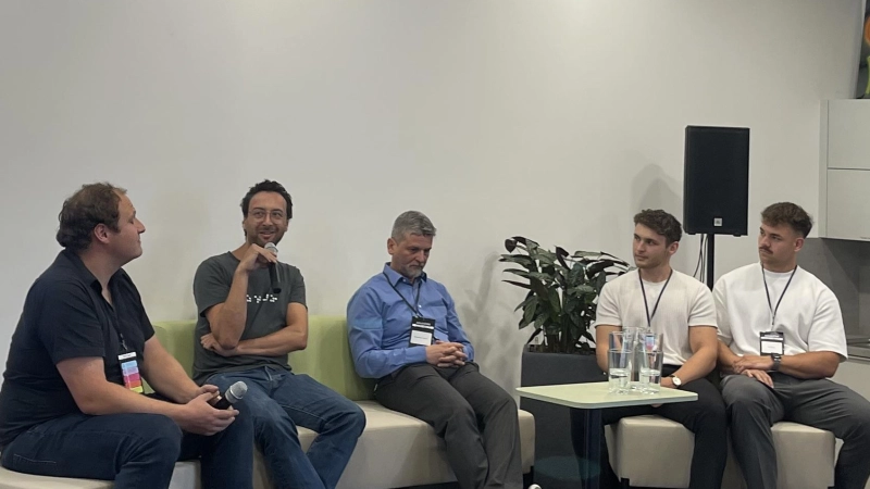 Let's talk about it: An der Diskussion über die Verwendung von Künstlicher Intelligenz nahmen Stefan Geißelsöder, Professor an der Hochschule Ansbach, Jochen Christ, Entropy Data, Abdulrahman Hanoun, Root Cause Technologies, Josua Edel und Tim Croner, Gründer von Werkup, teil (von links). (Foto: Mara Stingl)