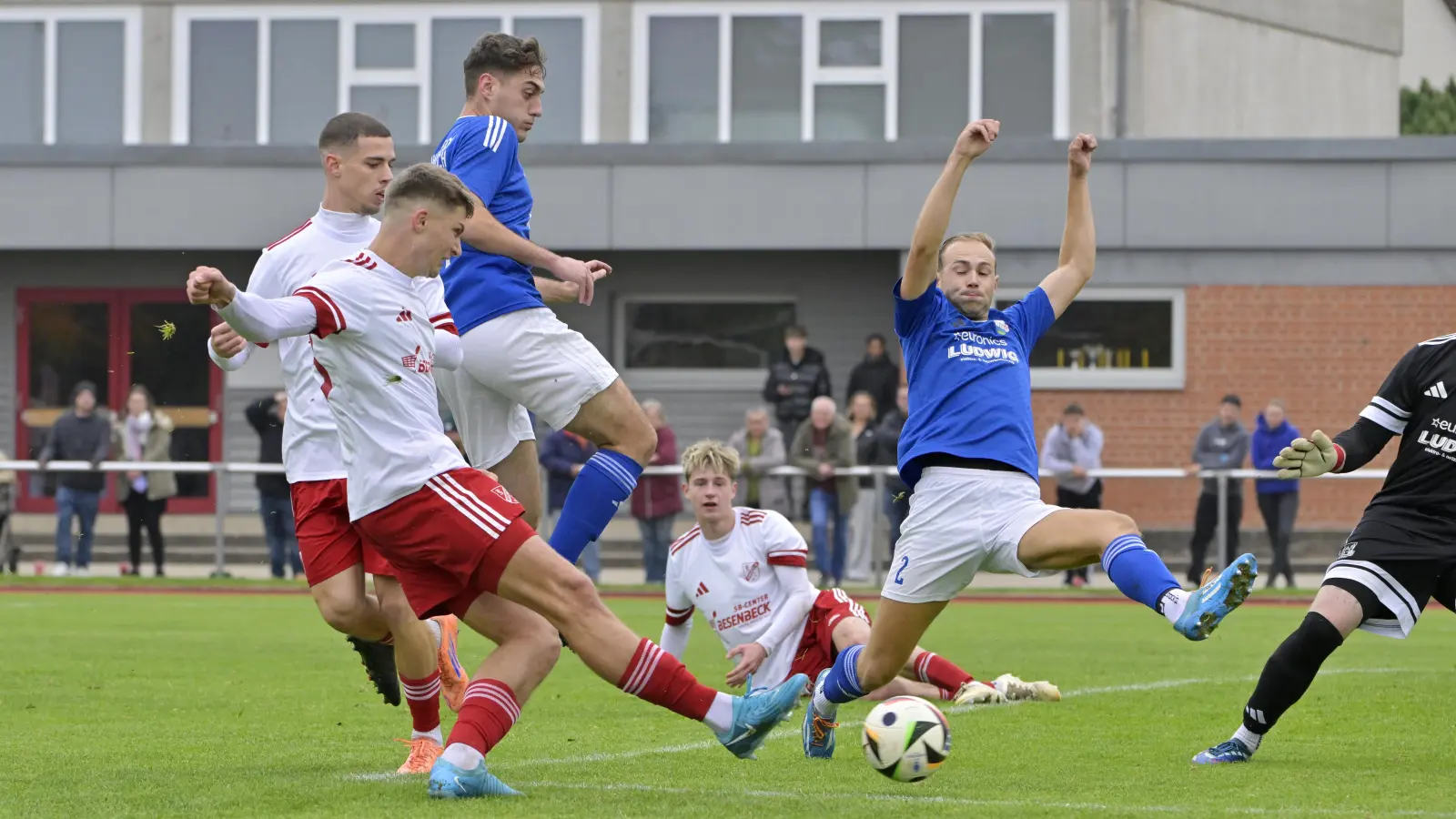 Gleich steht es 1:0: Torschütze Maximilian Hirschmann (vorne) mit den TSC-Kollegen Moritz Ortner (links, weißes Trikot) und Julius Schöniger (am Boden). (Foto: Martin Rügner)