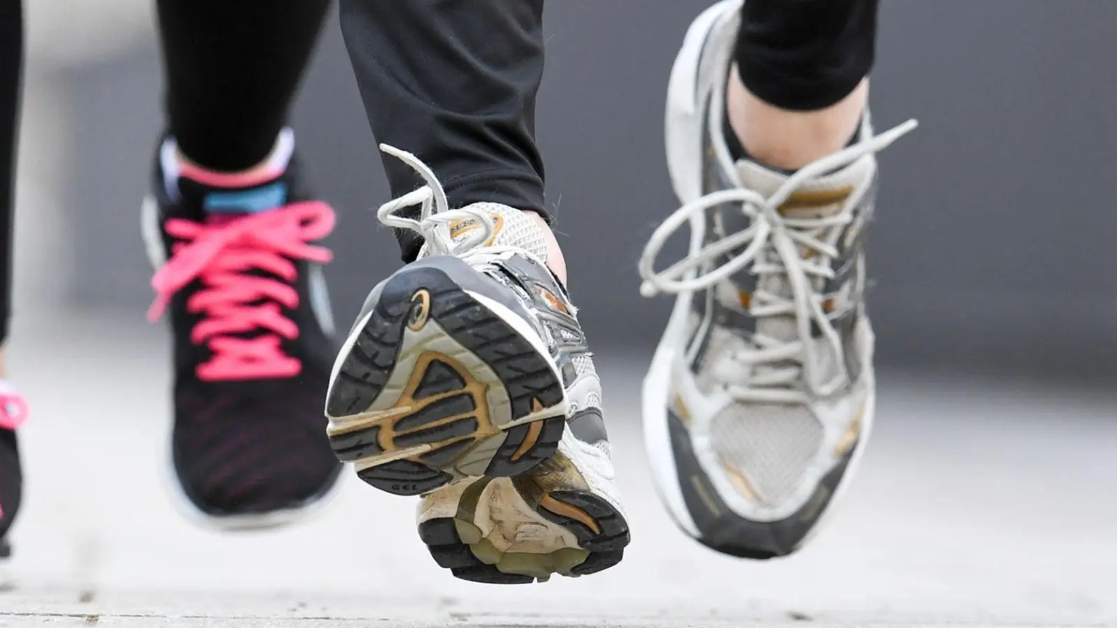 Auf besonders teure Markensportschuhe hatte es ein Dieb in einem Ansbacher Fitness-Studio abgesehen. Ein Tatverdächtiger wurde geschnappt, doch von der Beute im Gesamtwert von rund 800 Euro fehlt jede Spur. (Symbolbild: Tobias Hase/dpa-tmn)