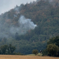 Der Waldbrand in Freudenberg ist unter Kontrolle, doch die Löscharbeiten in dem unwegsamen Gelände dauern an.  (Foto: Tizian Gerbing/dpa)