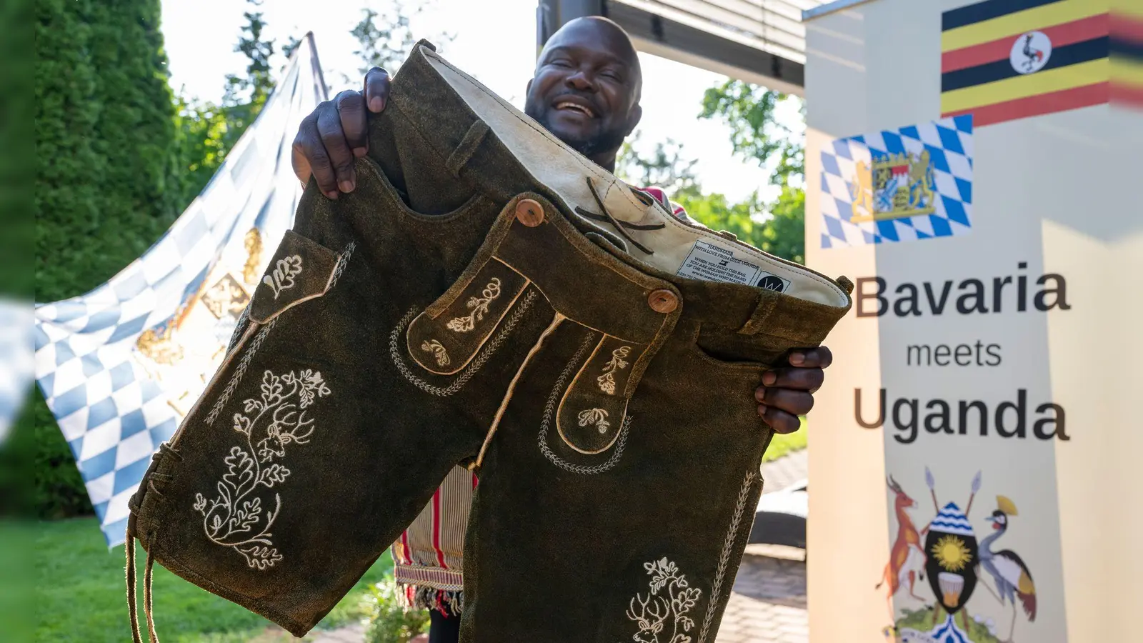 Die Lederhosen sollen als erstes in Uganda zum Einsatz kommen: Beim ersten Oktoberfest in der Stadt Gulu. (Foto: Peter Kneffel/dpa)