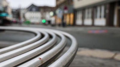 Nach der Tat waren Teile der Innenstadt von Meschede am Freitagmorgen gesperrt.  (Foto: Alex Talash/dpa)