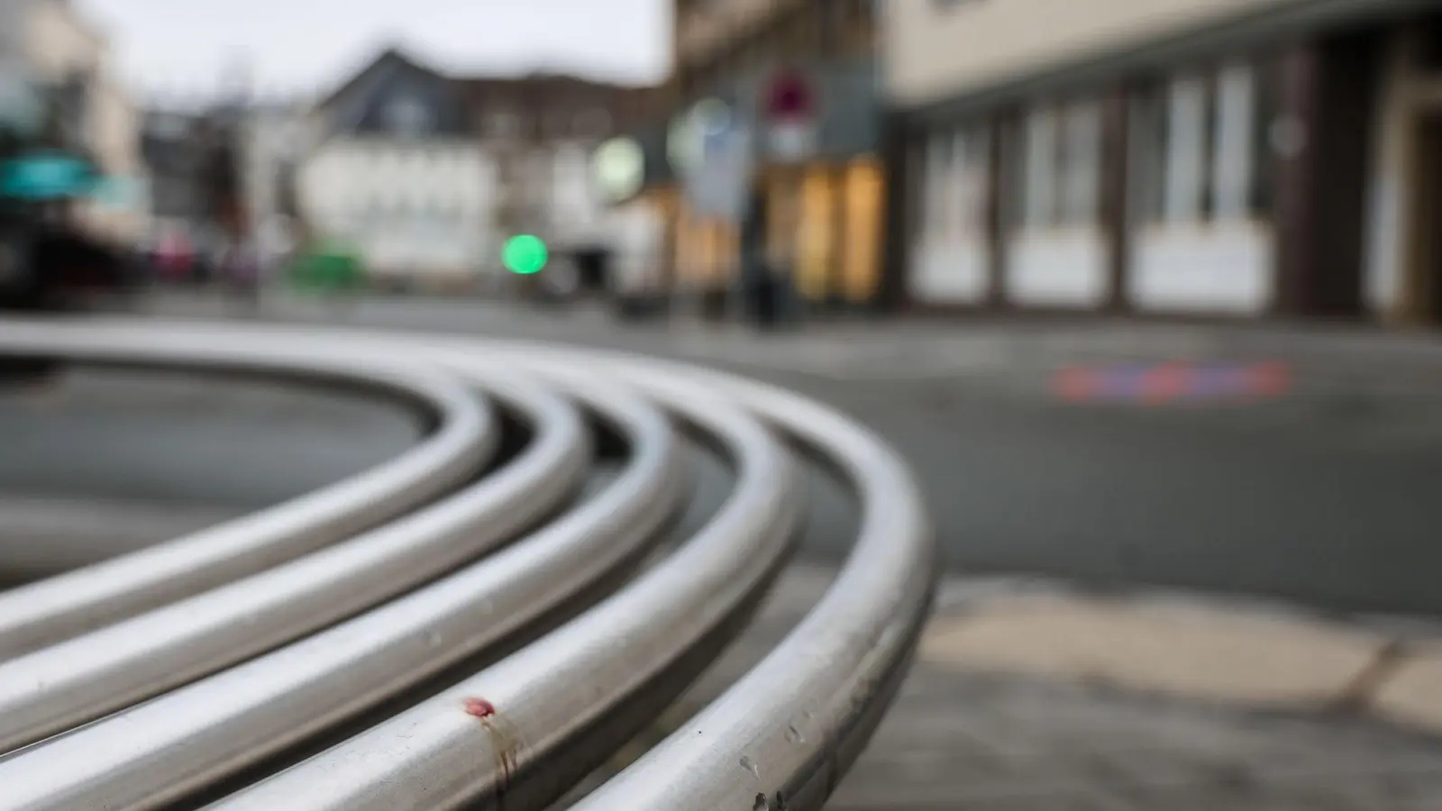 Nach der Tat waren Teile der Innenstadt von Meschede am Freitagmorgen gesperrt.  (Foto: Alex Talash/dpa)
