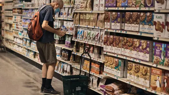 Ein Mann kauft in einem Supermarkt in New York ein. Die US-Wirtschaft ist im Frühling geschrumpft. (Foto: Andres Kudacki/AP/dpa)