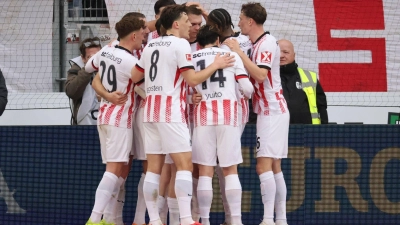 Der SC feiert Torschütze Matthias Ginter (Mitte).  (Foto: Philipp von Ditfurth/dpa)