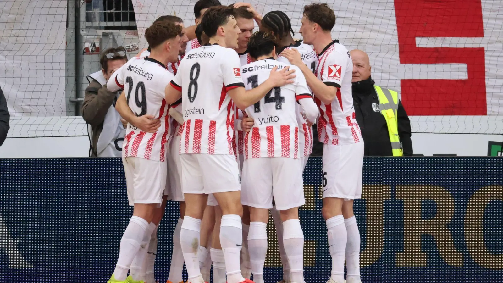 Der SC feiert Torschütze Matthias Ginter (Mitte).  (Foto: Philipp von Ditfurth/dpa)