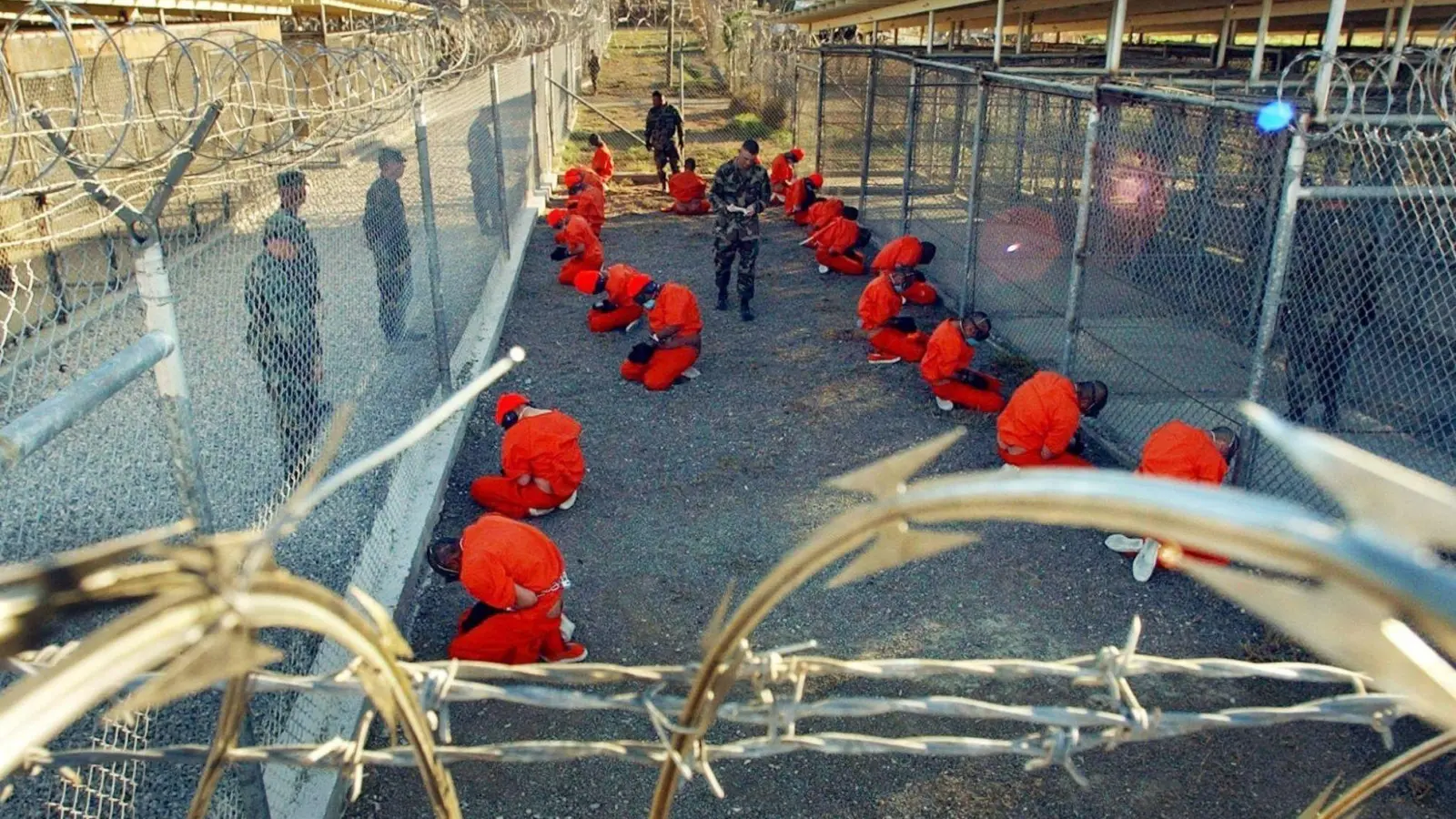 Wie diese Gefangenen in den orangefarbenen Overalls war Mohamedou Ould Slahi ein Guantánamo-Häftling. (Archivbild) (Foto: Shane T. McCoy/epa/dpa)