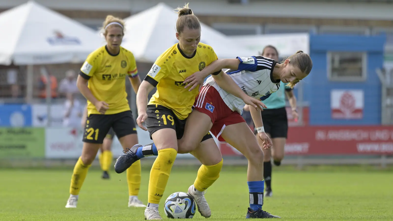 Giftig in den Zweikämpfen sein wie hier Eva Wiesinger (links) gegen Hannah Günther vom HSV – darauf wird es auch im Spiel gegen den SV Meppen ankommen. Hinten links: Maren Haberäcker. (Foto: Martin Rügner)
