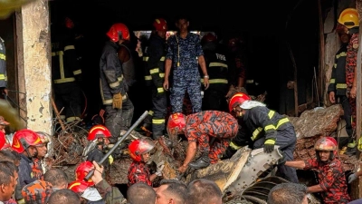 Einsatzkräfte arbeiten an der Unglücksstelle. (Foto: Al-emrun Garjon/AP/dpa)