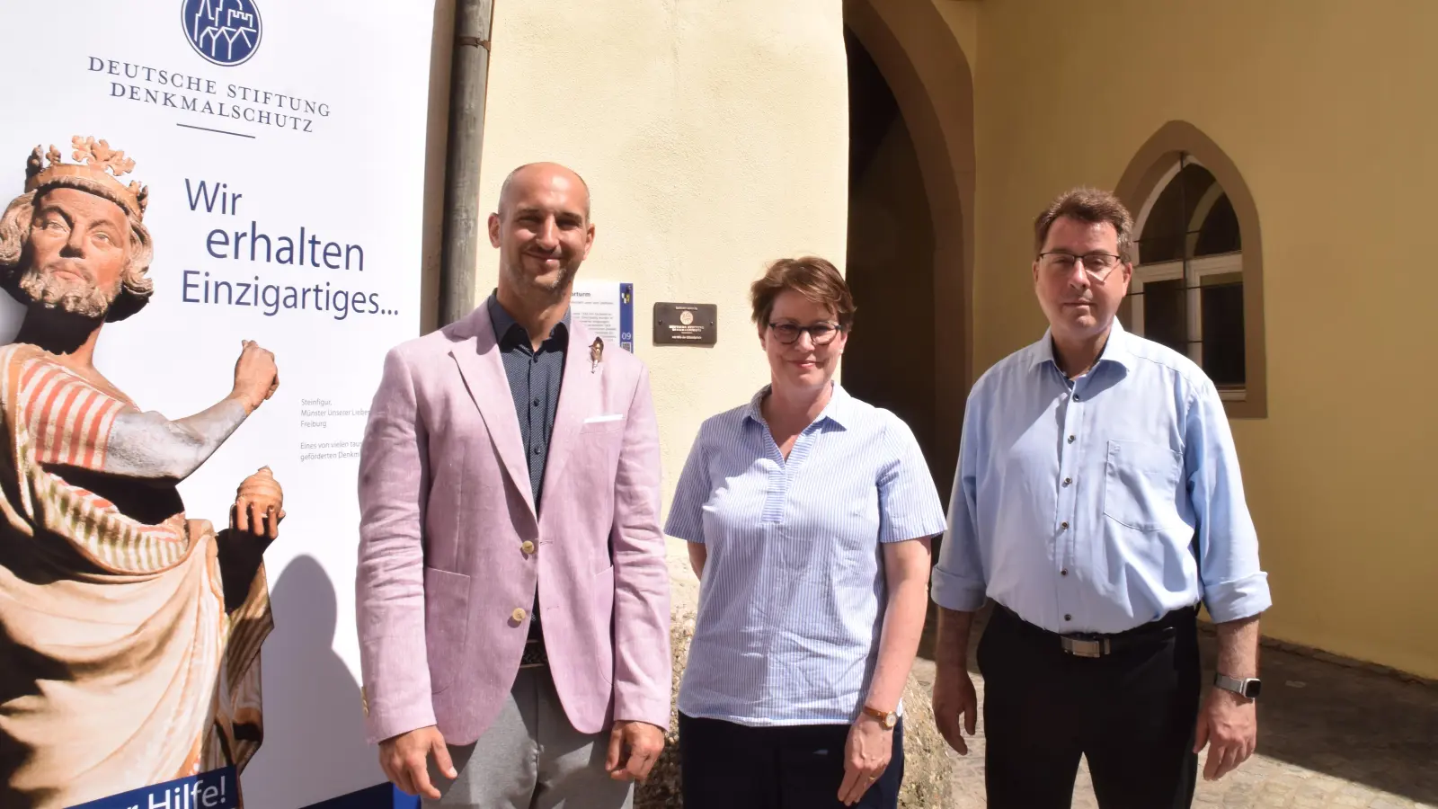 Für die Sanierung des Würzburger Torturms in Uffenheim gab es auch eine Förderung durch die Deutsche Stiftung Denkmalschutz. Im Beisein von Christian Müller, Elisabeth Balk und Wolfgang Lampe (von links) wurde am gestrigen Freitag eine entsprechende Plakette angebracht. (Foto: Gerhard Krämer)