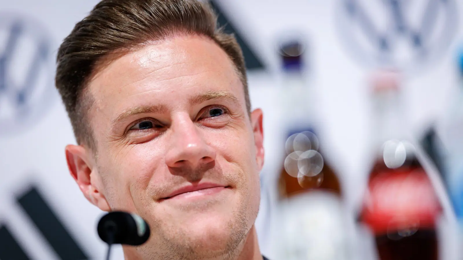 Marc-André ter Stegen bei der Pressekonferenz in Herzogenaurach. (Foto: Daniel Karmann/dpa)