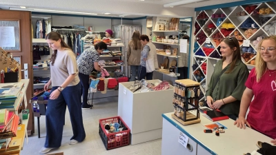 Ein letztes Mal standen Celine, Nina und Petra Liebenstein in dem kleinen Laden in der Weiltinger Kapellenstraße. (Foto: Jürgen Eisen)