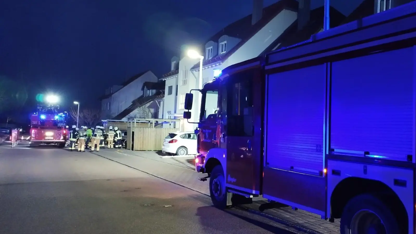 Zu der gemeldeten Rauchentwicklung, bei der eine Gefahr für Personen nicht auszuschließen war, sind 30 Feuerwehrkräfte ausgerückt. (Foto: Robert Maurer)