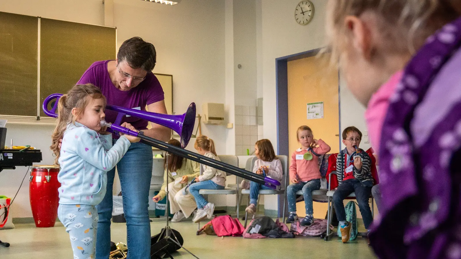 Die Bachwoche bietet Programm für alle Altersgruppen: An einer Posaune aus Plastik konnte sich der Nachwuchs bei einem Kinder-Workshop ausprobieren. (Foto: René Chlopotowski)