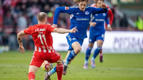 Künftig im Union-Dress unterwegs: Ex-Schalker Alex Kral (r) im Spiel gegen seinen neuen Arbeitgeber. (Foto: Andreas Gora/dpa)