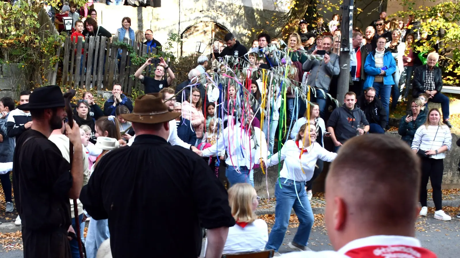 Mit dem traditionellen Betzentanz klingt die Kirchweih am Montag aus.  (Foto: Gudrun Schwarz-Köhler)