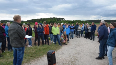 Über 60 Personen trafen sich an der Stelle, an der die Gemeinde ein neues Gewerbegebiet entwickeln möchte. Bei der Veranstaltung wurde deutlich, dass es Widerstand vonseiten der Bürger geben wird. (Foto: Florian Schwab)