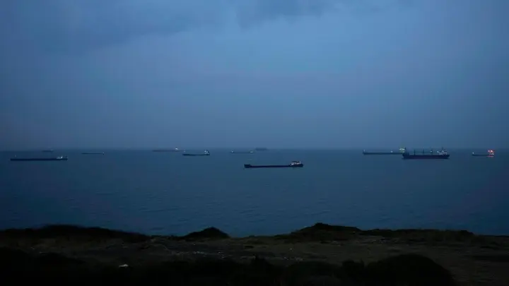 Im Schwarzen Meer ankernde Frachtschiffe warten auf die Durchfahrt durch die Meerenge Bosporus (Archivbild). (Foto: Khalil Hamra/AP/dpa)