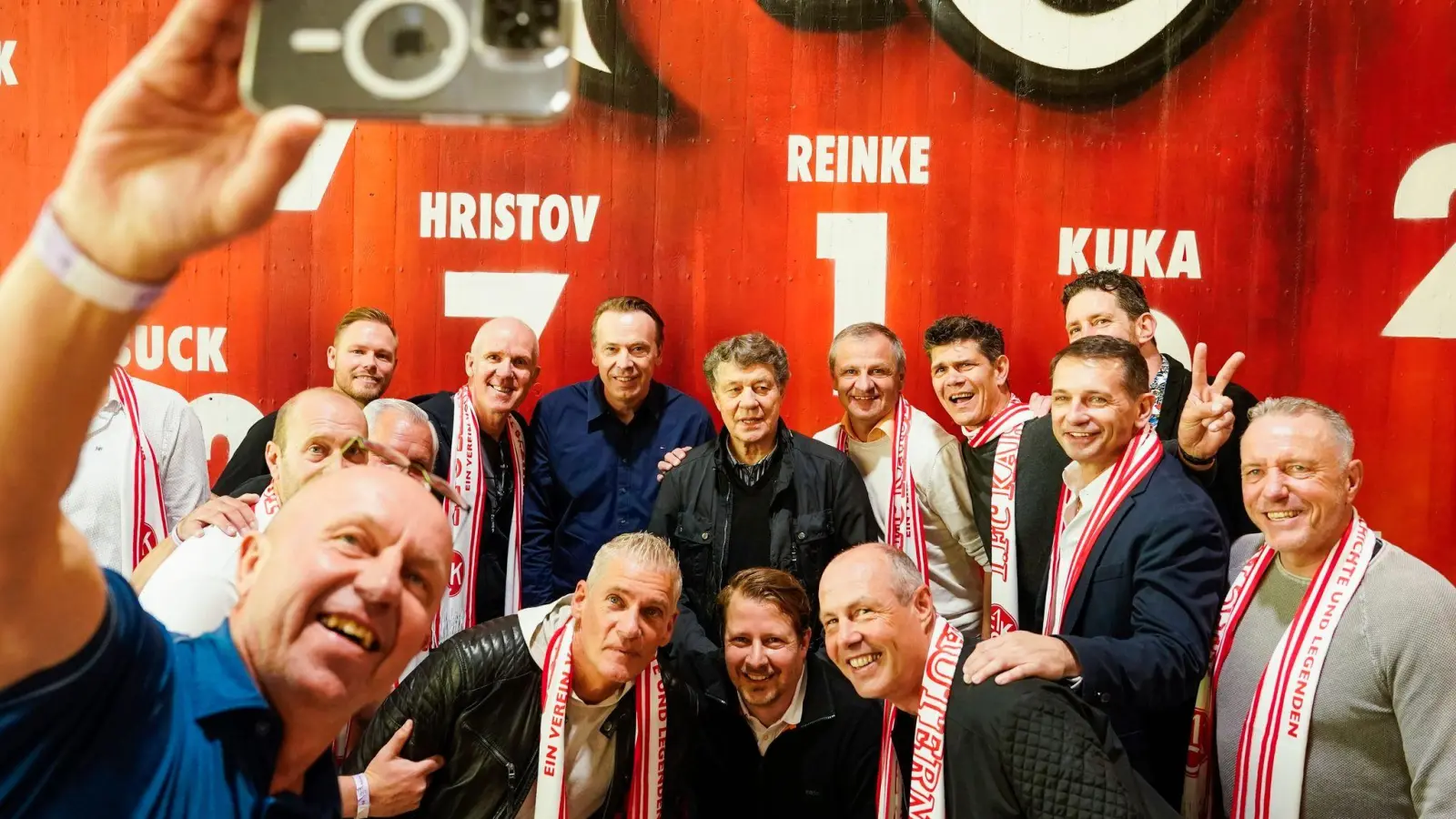 Kaiserslauterns damaliger Trainer Otto Rehhagel und die Spielern posieren für ein Selfie. (Foto: Uwe Anspach/dpa)
