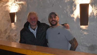 Dietmar Lyß, Eigentümer des historischen und geschichtsträchtigen Gebäudes Goldener Hirsch, (links) freut sich , mit Toni Russo einen neuen Pächter für das Restaurant zu haben. (Foto: Ute Niephaus )