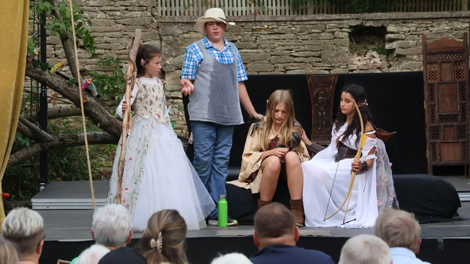 Das Jugendtheater Smash überzeugte auch bei seiner zweiten Produktion mit dem selbstverfassten Stück „Weltenwanderer”. Im Bild eine Szene mit – von links – Zauberin Muriel (Swea Ludwig), dem unverhofften Helden Paul (Felix Röder), der todkranken Gestaltwandlerin Laurin (Aila Rodamer) und Bogenschützin Aluna (Sandra Abou Azan).  (Foto: Andreas Reum)