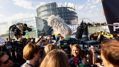 „Unsere Botschaft an die Politiker lautet, sich für die Natur und die Menschen statt für Profit und Gier zu entscheiden“, sagte die schwedische Klimaaktivistin Greta Thunberg vor dem Europaparlament. (Foto: Philipp von Ditfurth/dpa)