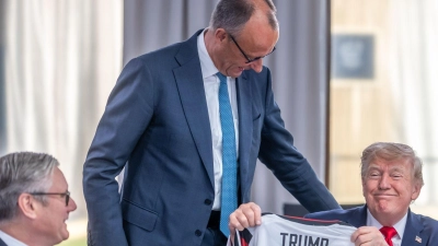 Auch für die Trikotübergabe an Trump musste Merz Kritik einstecken. (Foto: Michael Kappeler/dpa-Pool/dpa)