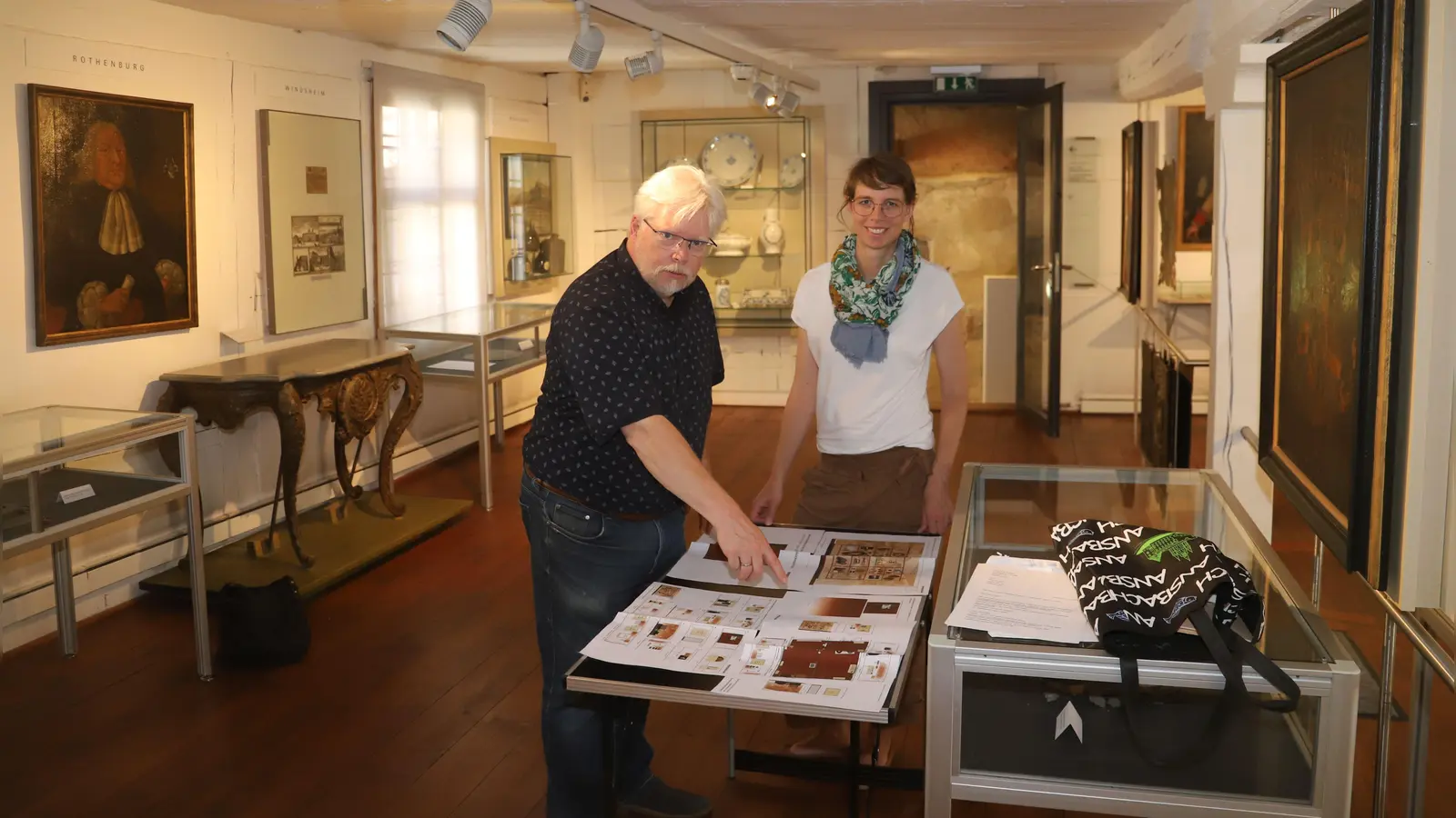 Noch füllen die Nachbarterritorien diesen Teil des Museums. In Zukunft befasst sich hier eine Abteilung mit den Jägerndorfern. Nadja Wilhelm und Dr. Wolfgang F. Reddig von der Stadt informieren darüber. (Foto: Oliver Herbst)