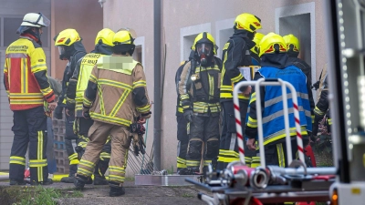 Die Feuerwehren brachten das Brandgut nach draußen und löschten es dort ab. (Foto: Mirko Fryska)