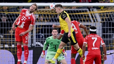 Die Heimfans jubelten beim Führungstreffer von Nico Schlotterbeck (m), die Bayern-Fans waren aber auch aus einem anderen Grund still. (Foto: David Inderlied/dpa)