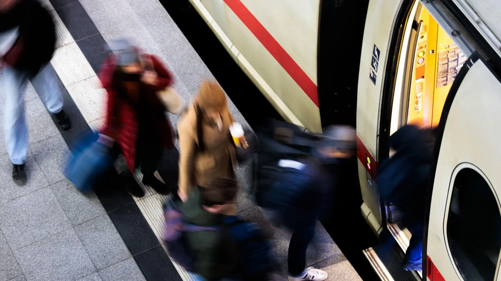 Die Tarifeinigung von Bahn und GDL bedeutet auch: Keine Warnstreiks in diesem und dem kommenden Jahr auf der Schiene. (Archivbild) (Foto: Carsten Koall/dpa)